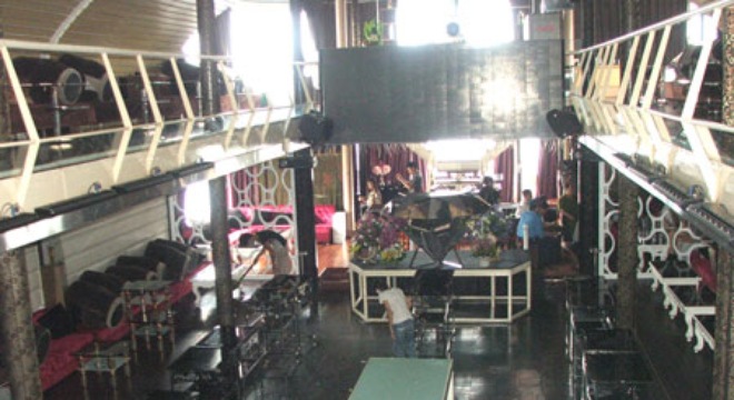 Nhà hàng Tiên cá 1 được thiết kế như một quán bar vẫn hoạt động bình thường dù đã hết hạn đăng kiểm