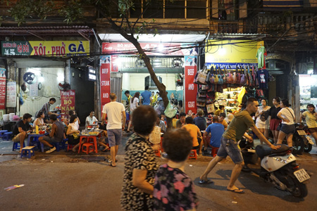 Các quán ăn vỉa hè rất hấp dẫn khách du lịch trên phố Mã Mây.
