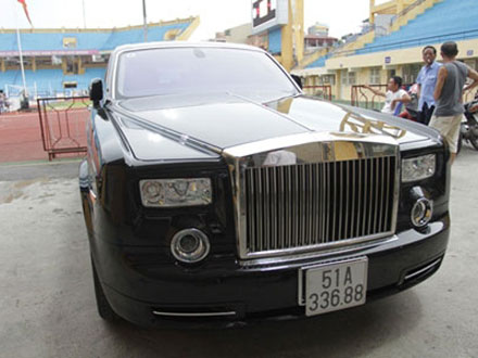 Chiếc Rolls Royce Phantom Rồng của bầu Kiên giờ nằm phủ bụi