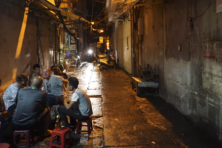 Những vị khách tây đang trò chuyện rôm rả trong một ngõ nhỏ phố Tạ Hiện.