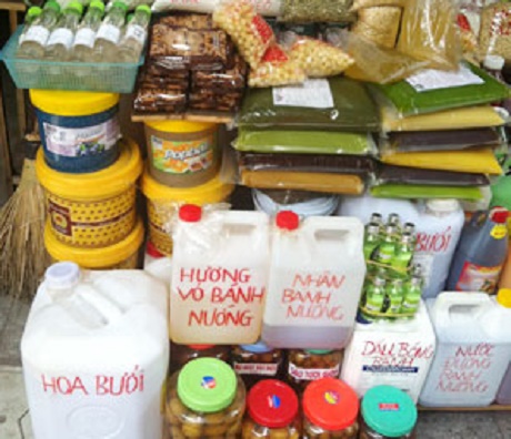 Hình ảnh về nguyên liệu làm bánh trung thu bày bán trên phố Hàng Buồm (Hoàn Kiếm, Hà Nội)