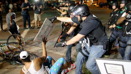 Theo thống kê của báo giới địa phương, tính tới tối 19/8, gần 80 người biểu tình đã bị bắt