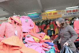 Đối thoại Doanh nghiệp với thương nhân chợ Đồng Xuân (Hà Nội): Để hàng Việt vào được chợ