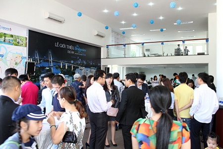 Khá đông khách hàng tham gia lễ mở bán một dự án căn hộ tại Q.7, TPHCM