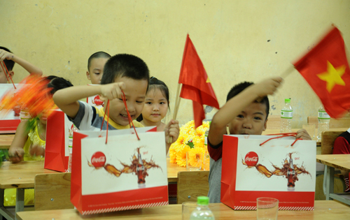 Các em học sinh tiểu học phấn khởi trước món quà ý nghĩa của Công ty Coca - Cola Việt Nam