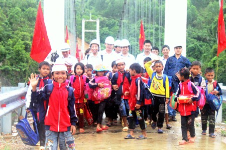 Niềm hân hoan của các em học sinh nơi miền xa xôi hẻo lánh khi có chiếc cầu mới để đến trường