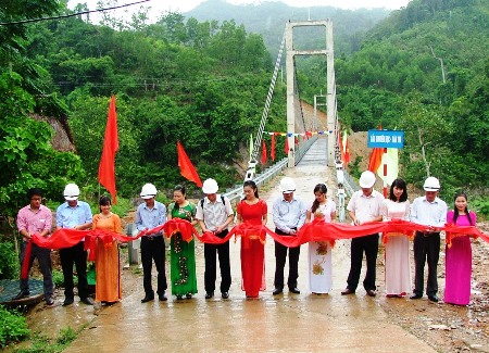 Niềm hân hoan của các em học sinh nơi miền xa xôi hẻo lánh khi có chiếc cầu mới để đến trường