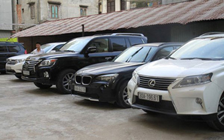 7 chiếc xe đắt tiền của Minh Sâm đang bị thu giữ tại cơ quan điều tra.
