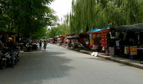 Hai bên vỉa hè phố Vũ Tông Phan bị biến thành các ki-ốt, sạp hàng.