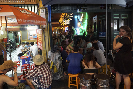 Một quán bar phố Tạ Hiện có phục vụ âm nhạc rất thu hút giới trẻ.