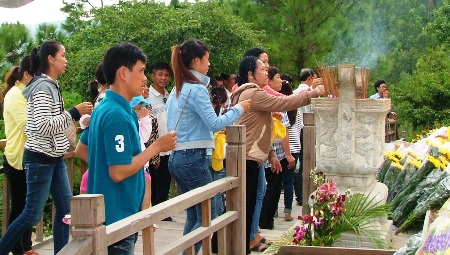 Thành kính dâng hương hoa trước anh linh của Đại tướng Võ Nguyên Giáp.