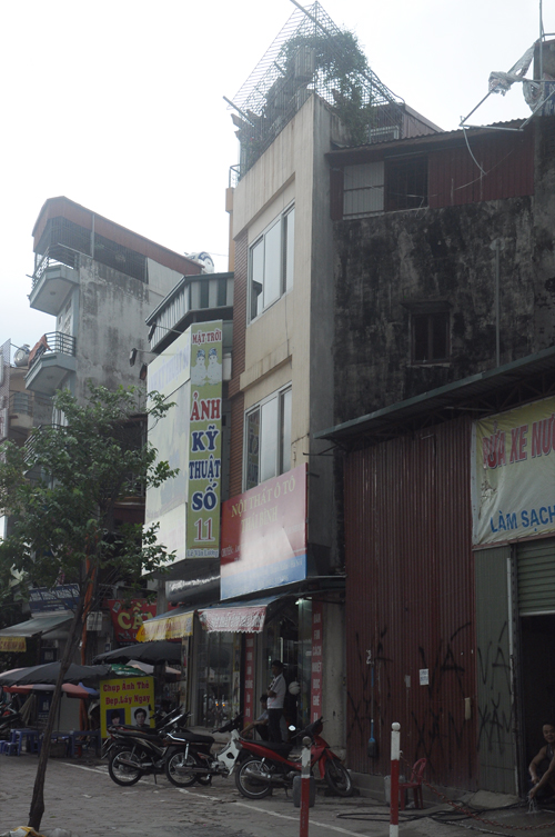 Căn nhà mỏng dính đầu đường Lê Văn Lương kéo dài
