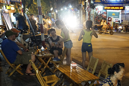 Số lượng quán bar có ở khắp các tuyến phố cổ, nhắm đến khách nước ngoài.