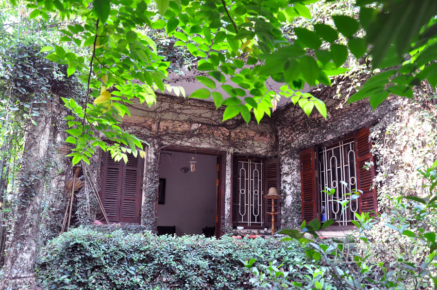 Chủ nhân của ngôi nhà - ông Nguyễn Thiện Hùng cho hay: "Sống trong ngôi nhà này rất mát mẻ, dây leo, cây cối bao bọc phát huy lợi thế nhất là vào những ngày hè oi bức".