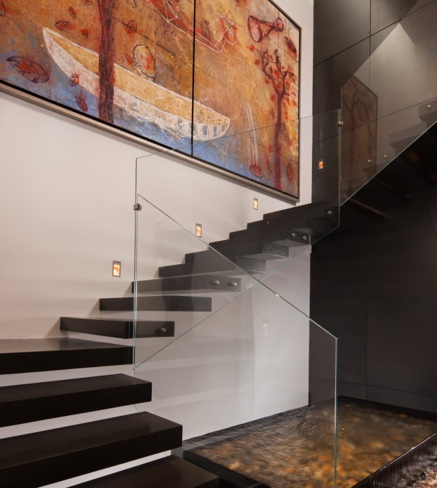 Với những thiết kế sáng tạo trên tường sẽ giúp cho cầu thang kính được nổi bật hơn.