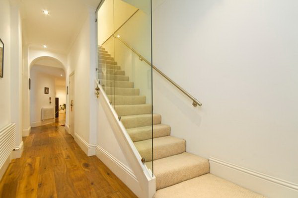 Kính sẽ giúp cho cầu thang nhà bạn trông sạch sẽ và tươi mát.