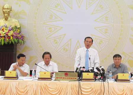 Bộ trưởng Nguyễn Văn Nên (đứng) và Thứ trưởng Nguyễn Thắng Hải tại cuộc họp báo chiều tối 28/8.