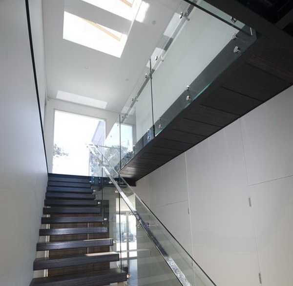 Nếu nhà bạn có cửa sổ trần phía trên thì cầu thang nổi sẽ tạo ra một hiệu ứng ánh sáng rất thú vị 