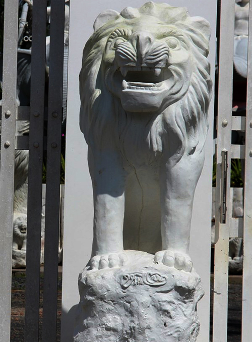 Sư tử đá canh cổng nhà đã trở thành xu hướng của nhiều đại gia Việt