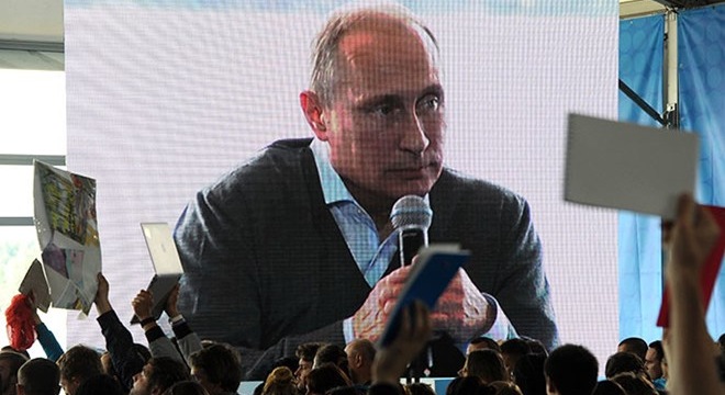 Tổng thống Nga Vladimir Putin trong cuộc đối thoại với thanh niên Nga bên bờ hồ Seliger hôm 29/8 (Nguồn: RT)