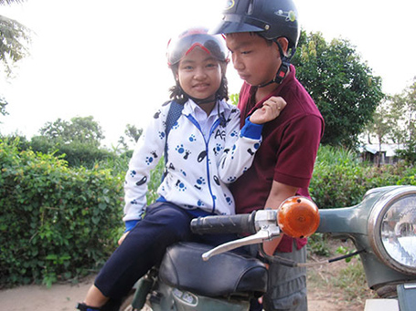 Võ Văn Huy đưa đón người em út bị tật nguyền đến trường