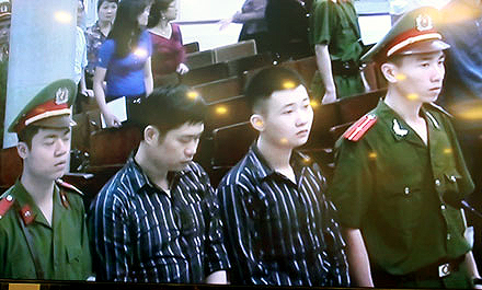 Nguyễn Mạnh Tường và Đào Quang Khánh trong phiên tòa ngày 14/4.