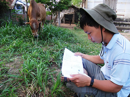 “Cậu bé chăn bò” tranh thủ mọi lúc, mọi nơi để ôn bài, đọc sách
