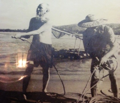 Bác cùng ngư dân Sầm Sơn kéo lưới đánh cá.