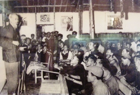  Bác Hồ thăm và nói chuyện với công nhân nhà máy cơ khí Thanh Hóa nặm 1961.