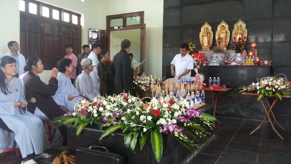 Ông Đinh La Thăng thắp hương chia sẻ với những nạn nhân xấu số sau vụ tai nạn kinh hoàng.