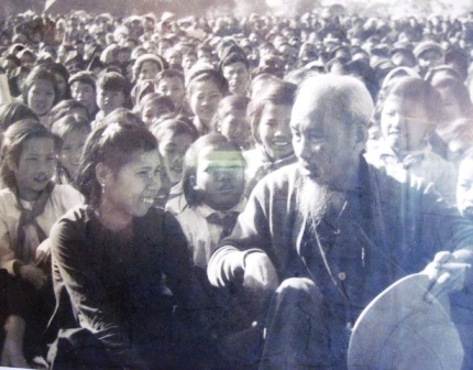 Bác Hồ trò chuyện với xã viên HTX Yên Trường, huyện Yên Định trong lần về thăm tháng 12/1961.
