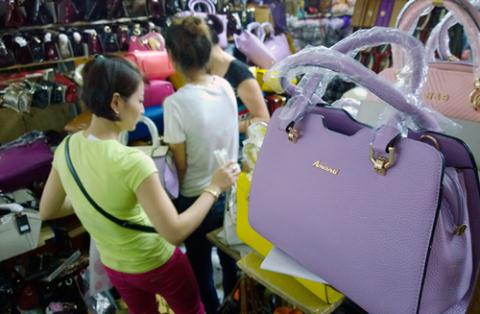 Hàng Trung Quốc chiếm số lượng lớn tại chợ Đồng Xuân do mẫu mã đẹp, giá phải chăng, doanh nghiệp Trung Quốc còn tiếp thị tận tay tiểu thương, không đặt điều kiện số lượng.