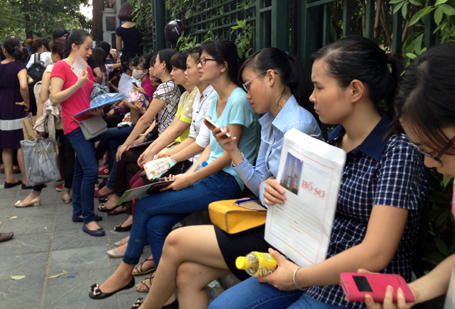 Thí sinh ngồi đợi đến lượt nộp hồ sơ thi công chức ở Cục thuế Hà Nội