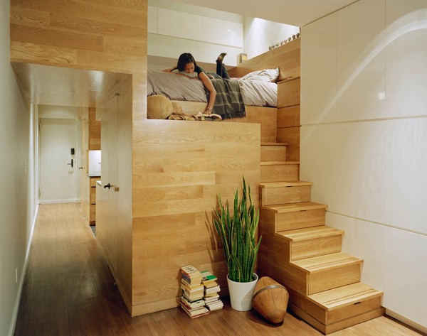 Giường ngủ được bố trí phía trên nhà vệ sinh vẫn thoáng mát nhờ thiết kế thông minh.