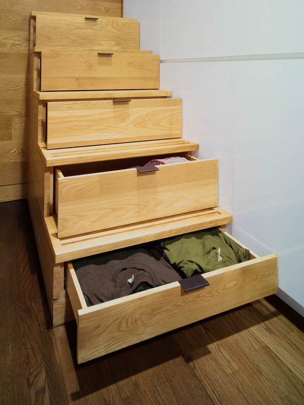 Những bậc thang sẽ được tận dụng làm ngăn chứa quần áo