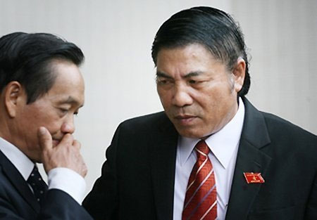 Trưởng Ban Nội chính TƯ và đại biểu Trần Du Lịch tại diễn đàn Quốc hội.