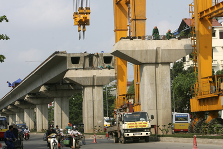 Một đoạn đường sắt Cát Linh - Hà Đông đang lao lắp dầm (ảnh: Hữu Nghị) 