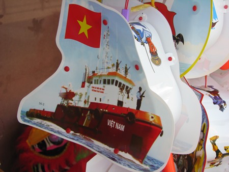 Đèn lồng hình tàu cảnh sát biển Việt Nam