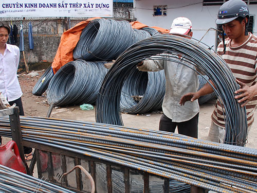 Tám tháng đầu năm, Việt Nam phải bỏ ra 2,3 tỉ USD để nhập khẩu sắt thép từ Trung Quốc, trong khi hàng sản xuất trong nước tồn kho không bán được Ảnh: TẤN THẠNH