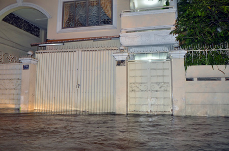 Nhiều ngôi nhà trên đường Nguyễn Cửu Vân bị ngập đến 1/3 cửa
