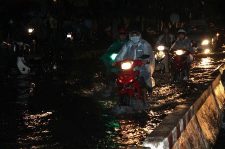 Cơn mưa như trút nước đổ xuống TPHCM khiến nhiều tuyến đường hóa sông