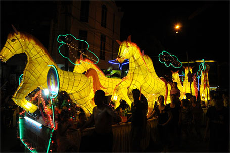 Mô hình đèn Bát mã với 8 con ngựa rực sáng của tổ dân phố số 5, phường Tân Quang gây ấn tượng...