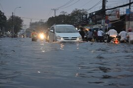 Mưa lớn kéo dài suốt 3 tiếng, đường phố Sài Gòn ngập lênh láng