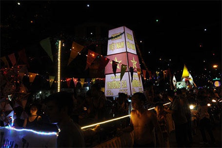 Mô hình đèn mang cột mốc khẳng định chủ quyền hai quần đảo Hoàng Sa, Trường Sa là của Việt Nam