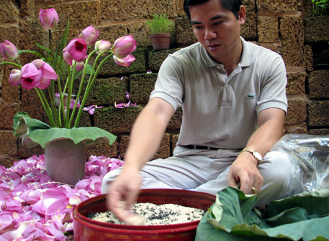 Nghệ nhân trà Hoàng Anh Sướng giới thiệu các công đoạn làm trà sen thủ công