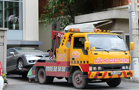 Xe cứu hộ kéo ô tô từ tầng hầm tòa nhà Sài Gòn View Residences đi sửa chữa vào chiều 8/9