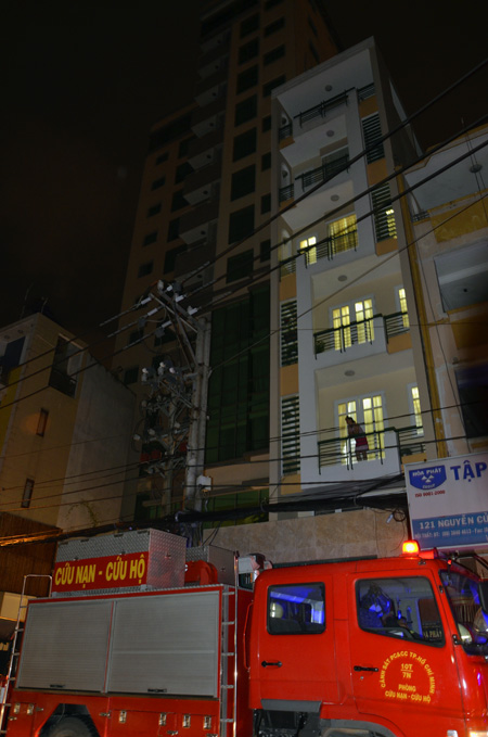 Lực lượng cứu hộ được điều đến toà nhà Sài Gòn View Residences để hút nước trong tầng hầm tối 6/9