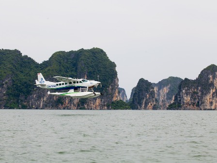 Bộ trưởng Đinh La Thăng đáp chuyến bay thủy phi cơ từ Nội Bài (Hà Nội) tới Tuần Châu - Hạ Long
