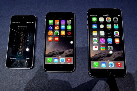 Bộ 3 smartphone từ Apple (từ trái qua phải): iPhone 5S, iPhone 6 và iPhone 6 Plus