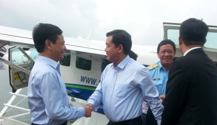Bộ trưởng Đinh La Thăng đáp chuyến bay thủy phi cơ từ Nội Bài (Hà Nội) tới Tuần Châu - Hạ Long